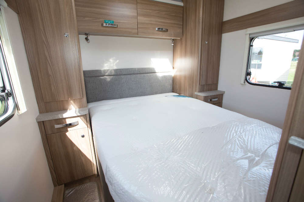 What Is A Transverse Bed In Caravana Hanaposy